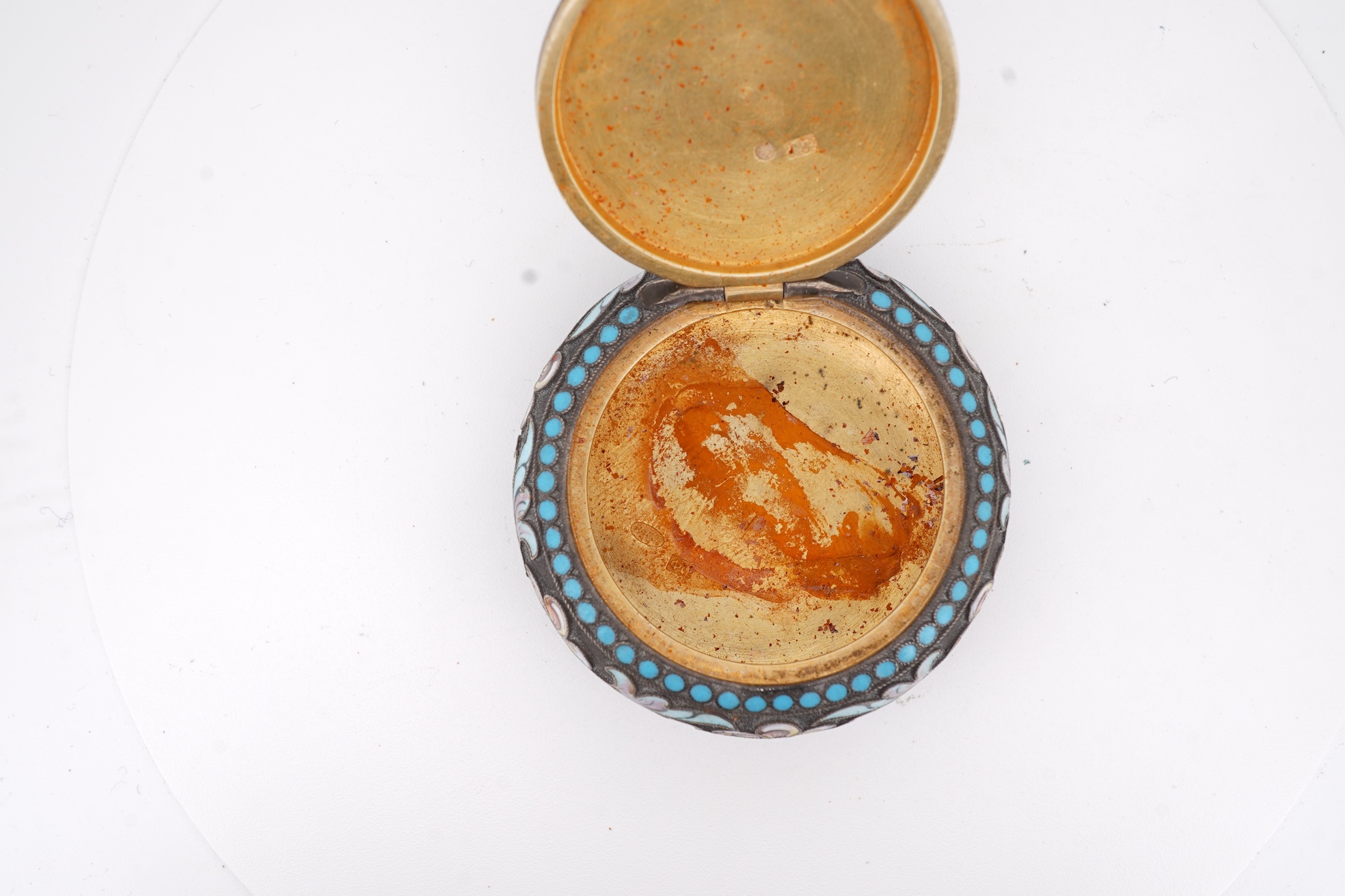 A late 19th/early 20th century Russian 84 zolotnik and polychrome cloisonne enamel circular pill box, diameter 45mm.